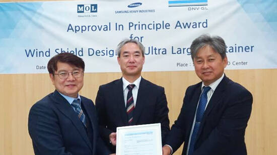 AIP certificate acquisition ceremony (MOL General Manager Tetsuya Yamada, center)