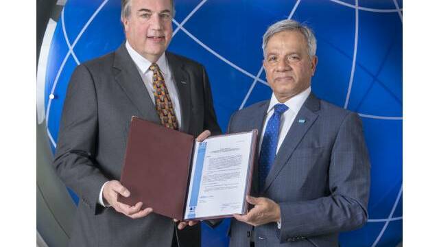 Iridium CEO Matt Desch receives the Letter of Compliance for Iridium to provide GMDSS services from Captain Moin Ahmed, Director General of the International Mobile Satellite Organization