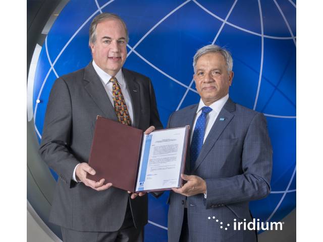 Iridium CEO Matt Desch receives the Letter of Compliance for Iridium to provide GMDSS services from Captain Moin Ahmed, Director General of the International Mobile Satellite Organization