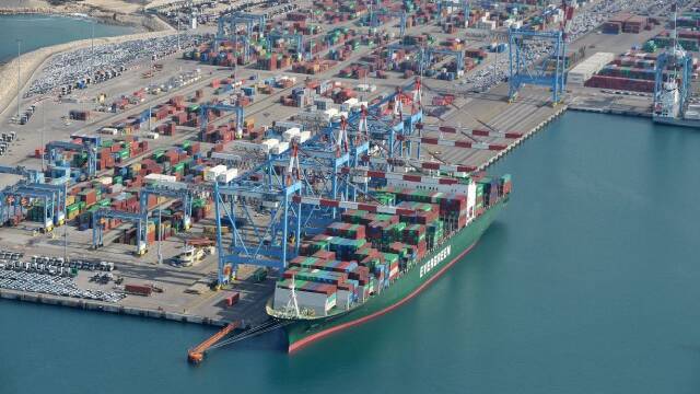 Cranes uploading containers, Ashdod Port (photograph accredited to Ronen Akerman)