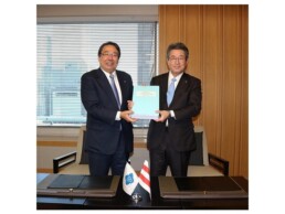Presidents Soga and Nagasawa (left) proudly holding the shipbuilding contract