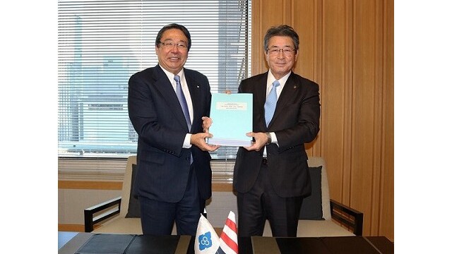 Presidents Soga and Nagasawa (left) proudly holding the shipbuilding contract